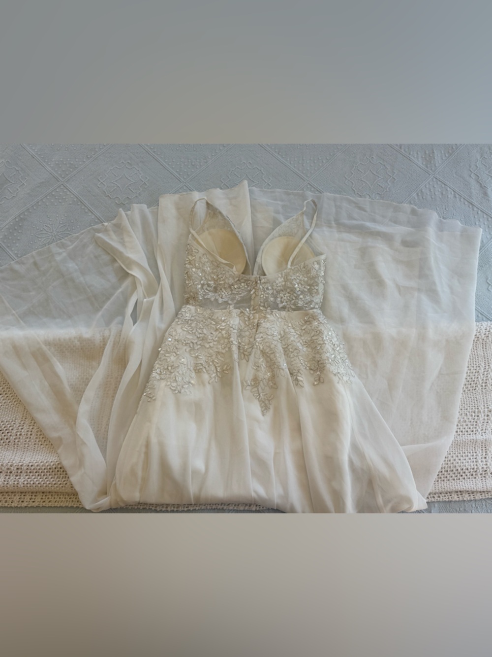 Elegant Ivory Lace Appliqué Spaghetti-Strap Dress - Picture 4 of 10